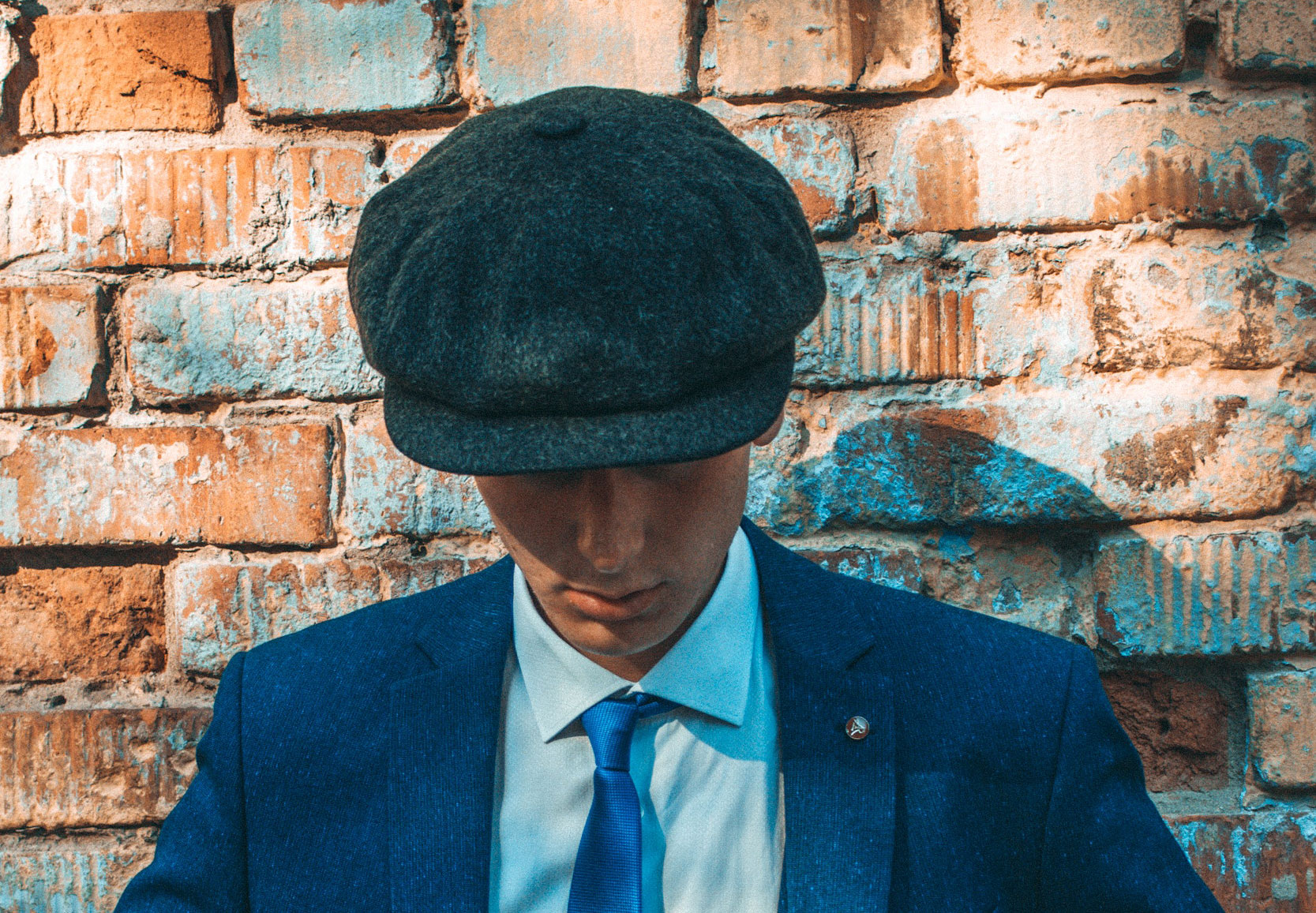 Man wearing grey newsboy cap